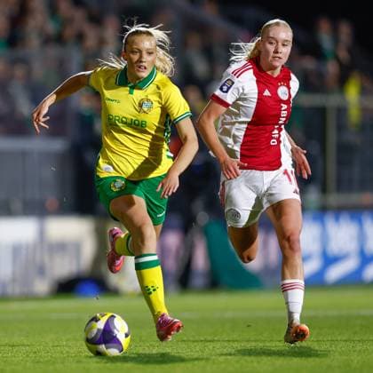 251112 Smilla Holmberg of Hammarby and Bo van Egmond of Ajax during the UEFA Women s Europa Cup between Ajax and Hammarby on November 12, 2025 in Amsterdam Photo Toon Dompeling BILDBYRAN kod XY XY0084 fotboll football soccer fotball europa cup ajax hammarby uefa womens europa cup dam bbeng  Copyright: TONxDOMPELING BB251112BB418