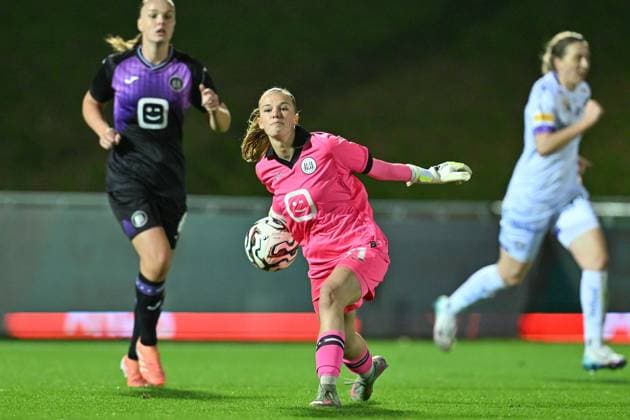 251112 RSC ANDERLECHT VS AUSTRIA WIEN goalkeeper Aude Waldbillig (71) of Anderlecht pictured during a female soccer game between RSC Anderlecht Women and FK Austria Wien in the first leg of the round of 16 of the 2025-2026 season of the Uefa Womens Europa Cup , on Wednesday 12 November 2025 in Deinze , Belgium . PHOTO SPORTPIX David Catry Deinze Burgemeester Van de Wielestadion Belgium  Copyright: xSportpix.bex xDavidxCatryxDavidxCatryx