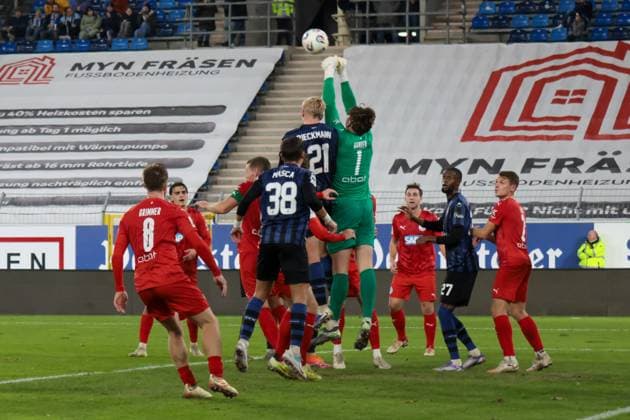 12 11 2025, xhettx, Fußball bfv Rothaus Pokal 1 4 Finale, SV Waldhof Mannheim FC Astoria Walldorf v l Tim Bjarne Hansen FC Astoria Walldorf, 1 vor Julian Rieckmann SV Waldhof Mannheim 07, 21 am Ball DFL DFB REGULATIONS PROHIBIT ANY USE OF PHOTOGRAPHS as IMAGE SEQUENCES and or QUASI VIDEO Mannheim