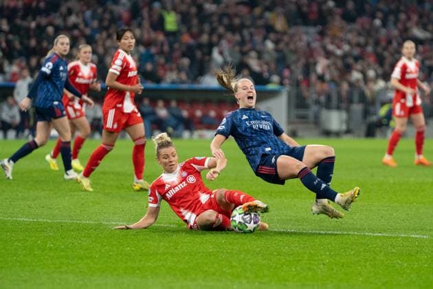 Linda Dallmann 10 FC Bayern and Beth Mead 9 Arsenal Women FC in action at the UEFA Womens Champions League match FC Bayern Munich Arsenal Women FC on 12 11 2025 Munich Allianz Arena Bayern Germany