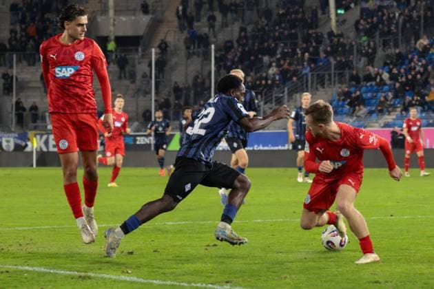 12 11 2025, xhettx, Fußball bfv Rothaus Pokal 1 4 Finale, SV Waldhof Mannheim FC Astoria Walldorf v l Kennedy Onyedika Okpala SV Waldhof Mannheim 07, 32 zieht in die Mitte DFL DFB REGULATIONS PROHIBIT ANY USE OF PHOTOGRAPHS as IMAGE SEQUENCES and or QUASI VIDEO Mannheim