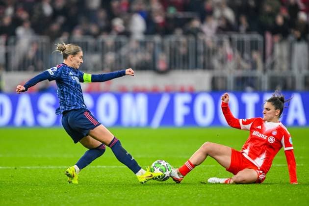 Steph Catley (Arsenal Women FC) und Jovana Damnjanovic (FC Bayern München Frauen) battle for the ball during the UEFA Women s Champions League 2025 26 league phase match between FC Bayern München and Arsenal FC at Allianz Arena on November 12, 2025 in Munich, Germany. (Photo by Harry Langer DeFodi Images) Steph Catley Arsenal Women FC and Jovana Damnjanovic FC Bayern Munich Women battle for the ball during the UEFA Women s Champions League 2025 26 league phase match between FC Bayern Munich and Arsenal FC at Allianz Arena on November 12, 2025 in Munich, Germany Photo by Harry Langer DeFodi Images