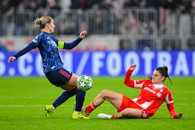 Steph Catley (Arsenal Women FC) und Jovana Damnjanovic (FC Bayern München Frauen) battle for the ball during the UEFA Women s Champions League 2025 26 league phase match between FC Bayern München and Arsenal FC at Allianz Arena on November 12, 2025 in Munich, Germany. (Photo by Harry Langer DeFodi Images) Steph Catley Arsenal Women FC and Jovana Damnjanovic FC Bayern Munich Women battle for the ball during the UEFA Women s Champions League 2025 26 league phase match between FC Bayern Munich and Arsenal FC at Allianz Arena on November 12, 2025 in Munich, Germany Photo by Harry Langer DeFodi Images