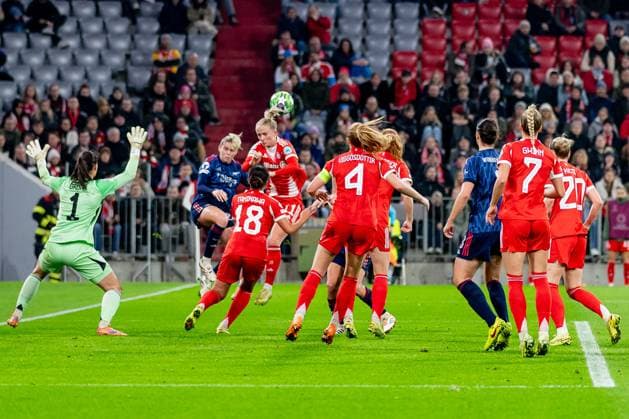 Header clearance by Lea Schueller FC Bayern Muenchen Women, 11 in front of goal by Maria Luisa Grohs Goalkeeper, FC Bayern Muenchen Women, 01 GER, FC Bayern Muenchen Women vs Arsenal Woman FC, Football, Champions League Women, League Phase 3 Matchday , 2025 2026 Season, 12 11 2025 GER, FC Bayern Muenchen Women vs Arsenal Woman FC, Football, Champions League Women, League Phase 3 Matchday , 2025 2026 Season, 12 11 2025 Muenchen Copyright: xEibner-Pressefoto FranzxFeinerx EP_HFR