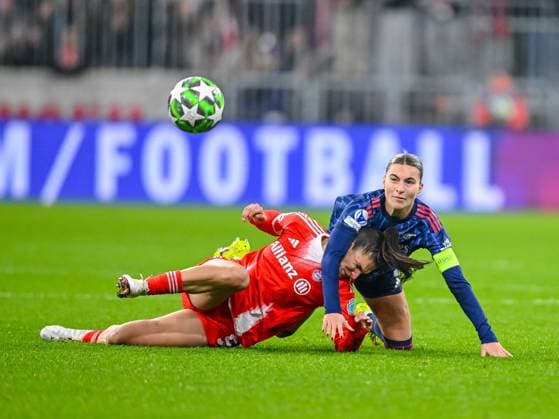 Jovana Damnjanovic (FC Bayern München Frauen) und Steph Catley (Arsenal Women FC) battle for the ball during the UEFA Women s Champions League 2025 26 league phase match between FC Bayern München and Arsenal FC at Allianz Arena on November 12, 2025 in Munich, Germany. (Photo by Harry Langer DeFodi Images) Jovana Damnjanovic FC Bayern Munich Women and Steph Catley Arsenal Women FC battle for the ball during the UEFA Women s Champions League 2025 26 league phase match between FC Bayern Munich and Arsenal FC at Allianz Arena on November 12, 2025 in Munich, Germany Photo by Harry Langer DeFodi Images