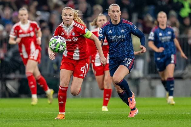 Fight for the ball duel between Glodis Perla Viggosdottir FC Bayern Muenchen Women, 04 and Stina Blackstenius Arsenal Woman FC, 25 GER, FC Bayern Muenchen Women vs Arsenal Woman FC, Football, Champions League Women, League Phase 3 Matchday , Season 2025 2026, 12 11 2025 GER, FC Bayern Muenchen Women vs Arsenal Woman FC, Football, Champions League Women, League Phase 3 Matchday , Season 2025 2026, 12 11 2025 Muenchen Copyright: xEibner-Pressefoto HeikexFeinerx EP_HFR