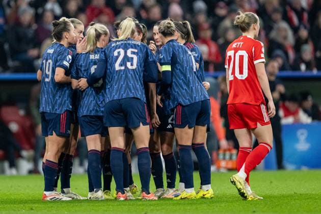The Englishwomen cheer with Mariona Caldentey Arsenal Woman FC, 8 their goal to 0 2, Franziska Kett FC Bayern Muenchen Frauen, 20 is served GER, FC Bayern Muenchen Frauen vs Arsenal Woman FC, Football, Champions League Women, League Phase 3 Matchday , Season 2025 2026, 12 11 2025 GER, FC Bayern Muenchen Frauen vs Arsenal Woman FC, Football, Champions League Women, League Phase 3 Matchday , Season 2025 2026, 12 11 2025 Muenchen Copyright: xEibner-Pressefoto HeikexFeinerx EP_HFR