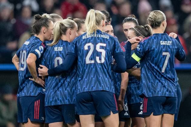 The Englishwomen celebrate with Mariona Caldentey Arsenal Woman FC, 8 their goal for 0 2 GER, FC Bayern Muenchen Frauen vs Arsenal Woman FC, Football, Champions League Women, League Phase 3 Matchday , Season 2025 2026, 12 11 2025 GER, FC Bayern Muenchen Frauen vs Arsenal Woman FC, Football, Champions League Women, League Phase 3 Matchday , Season 2025 2026, 12 11 2025 Muenchen Copyright: xEibner-Pressefoto HeikexFeinerx EP_HFR