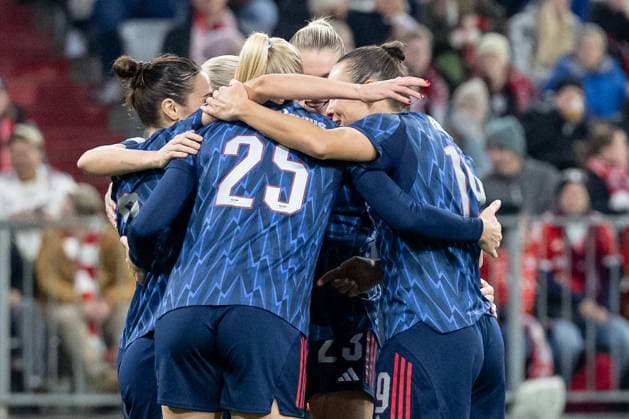 England celebrate with Emily Fox Arsenal Woman FC, 2 their goal for 0 1 GER, FC Bayern Muenchen Women vs Arsenal Woman FC, Football, Champions League Women, League Phase 3 Matchday , Season 2025 2026, 12 11 2025 GER, FC Bayern Muenchen Women vs Arsenal Woman FC, Football, Champions League Women, League Phase 3 Matchday , Season 2025 2026, 12 11 2025 Muenchen Copyright: xEibner-Pressefoto HeikexFeinerx EP_HFR