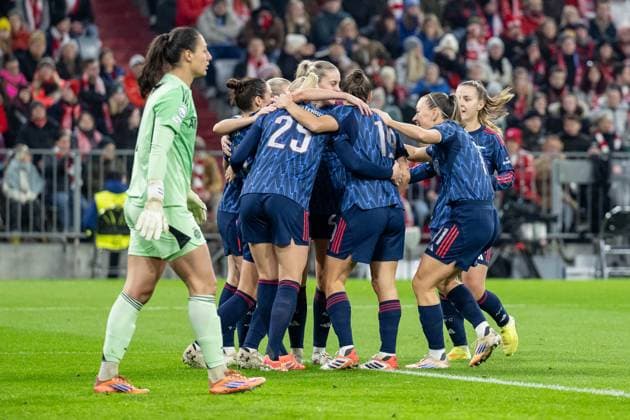 England celebrate with Emily Fox Arsenal Woman FC, 2 their goal to 0 1, Maria Luisa Grohs goalkeeper, FC Bayern Muenchen Women, 01 is served accordingly GER, FC Bayern Muenchen Women vs Arsenal Woman FC, Football, Champions League Women, League Phase 3 Matchday , Season 2025 2026, 12 11 2025 GER, FC Bayern Muenchen Women vs Arsenal Woman FC, Football, Champions League Women, League Phase 3 Matchday , Season 2025 2026, 12 11 2025 Muenchen Copyright: xEibner-Pressefoto HeikexFeinerx EP_HFR