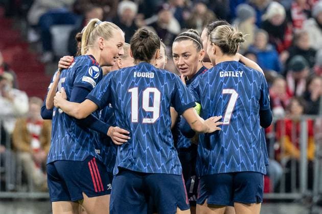 England celebrate with Emily Fox Arsenal Woman FC, 2 their goal for 0 1 GER, FC Bayern Muenchen Women vs Arsenal Woman FC, Football, Champions League Women, League Phase 3 Matchday , Season 2025 2026, 12 11 2025 GER, FC Bayern Muenchen Women vs Arsenal Woman FC, Football, Champions League Women, League Phase 3 Matchday , Season 2025 2026, 12 11 2025 Muenchen Copyright: xEibner-Pressefoto HeikexFeinerx EP_HFR