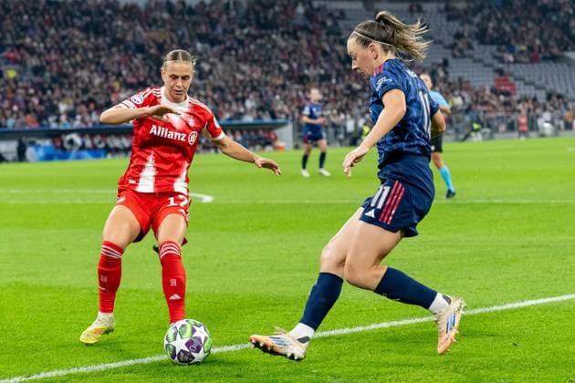 Fight for the ball duel between Klara Buehl FC Bayern Muenchen Women, 17 and Katie McCabe Arsenal Woman FC, 11 GER, FC Bayern Muenchen Women vs Arsenal Woman FC, Football, Champions League Women, League Phase 3 Matchday , Season 2025 2026, 12 11 2025 GER, FC Bayern Muenchen Women vs Arsenal Woman FC, Football, Champions League Women, League Phase 3 Matchday , Season 2025 2026, 12 11 2025 Muenchen Copyright: xEibner-Pressefoto HeikexFeinerx EP_HFR