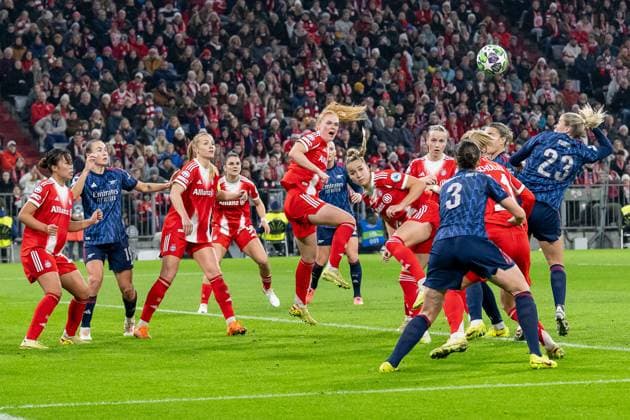 Defensive work at FC Bayern GER, FC Bayern Muenchen Women vs Arsenal Woman FC, Football, Champions League Women, League Phase 3 Matchday , Season 2025 2026, 12 11 2025 GER, FC Bayern Muenchen Women vs Arsenal Woman FC, Football, Champions League Women, League Phase 3 Matchday , Season 2025 2026, 12 11 2025 Muenchen Copyright: xEibner-Pressefoto HeikexFeinerx EP_HFR