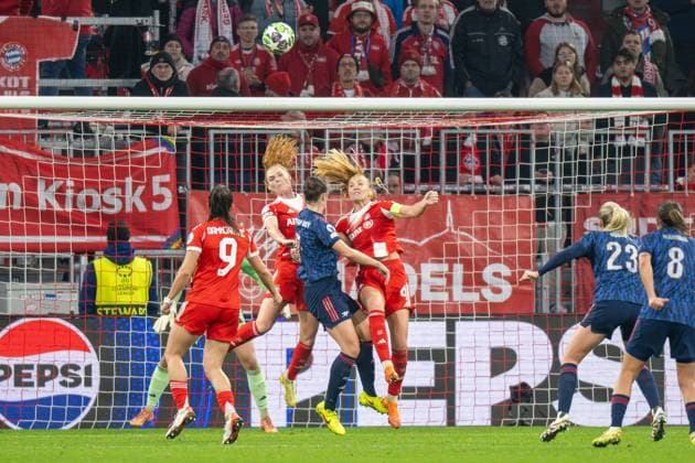 Stine Ballisager Pedersen 3 FC Bayern Muenchen Frauen , Glodis Perla Viggosdottir 4 FC Bayern Muenchen Frauen fend off ball in front of goal, FC Bayern Frauen Muenchen FC Arsenal, Champions League 3 Matchday, 12 11 25 DFB regulations prohibit any use of photographs as image sequences and or quasi video kolbert press Muenchen Bayern Germany Copyright: xkolbert-press UlrichxGamelx
