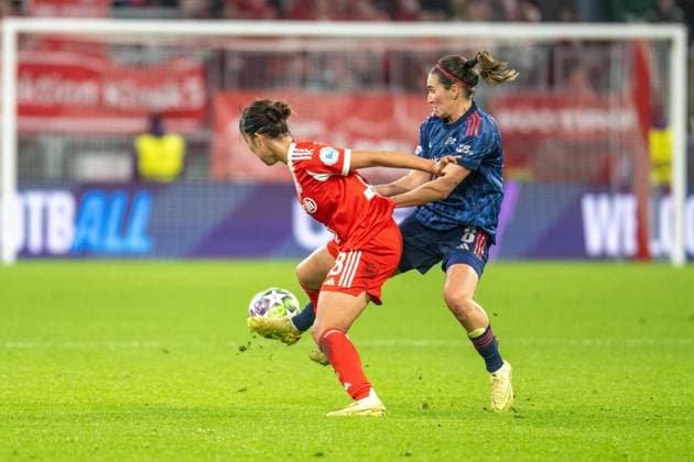 Momoko Tanikawa 18 FC Bayern Muenchen Frauen in duel with Mariona Caldentey 8 FC Arsenal WFC , FC Bayern Frauen Muenchen FC Arsenal, Champions League 3 Matchday, 12 11 25 DFB regulations prohibit any use of photographs as image sequences and or quasi video kolbert press Muenchen Bayern Germany Copyright: xkolbert-press UlrichxGamelx