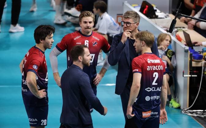 Ethan Champlin, Jackson Howe, coach Stefan Hübner pensive, Daniel Gruvaeus action upper body Sport Volleyball Bundesliga Men Season 2024 2026 12 11 2025 BR Volleys Berlin BRV vs SVG Lüneburg
