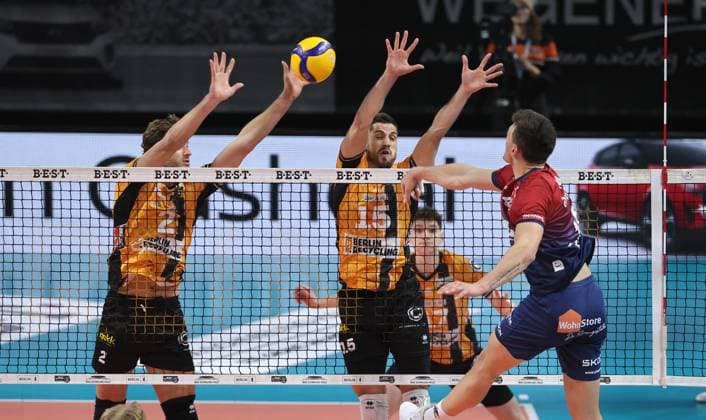Christopher Byam in attack, Matthew Knigge, Moritz Reichert duel Match scene Action Sport Volleyball Bundesliga Men Season 2024 2026 12 11 2025 BR Volleys Berlin BRV vs SVG Lüneburg