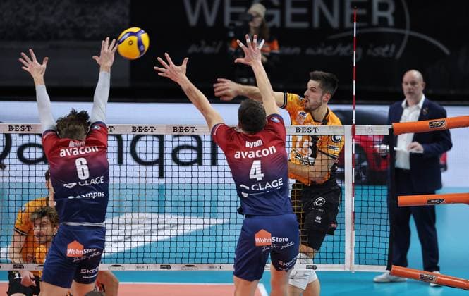 Jackson Howe, Christopher Byam, Moritz Reichert in attack duel Game scene Action Sport Volleyball Bundesliga Men Season 2024 2026 12 11 2025 BR Volleys Berlin BRV vs SVG Lüneburg