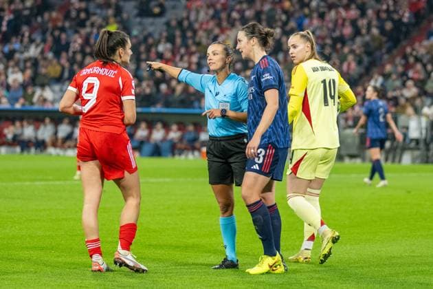 Jovana Damnjanovic 9 FC Bayern Muenchen Frauen in discussion with the referee, Lotte Wubben Moy 3 FC Arsenal WFC , Daphne Van Domselaar 14 FC Arsenal WFC , FC Bayern Frauen Muenchen FC Arsenal, Champions League 3 Matchday, 12 11 25 DFB regulations prohibit any use of photographs as image sequences and or quasi video kolbert press Muenchen Bayern Germany Copyright: xkolbert-press UlrichxGamelx
