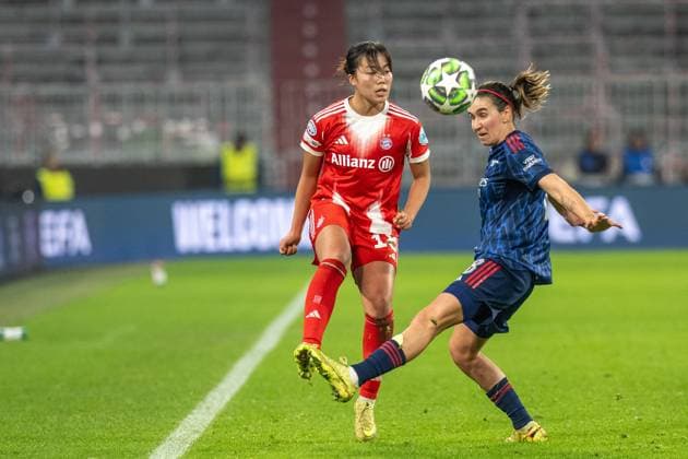 Momoko Tanikawa 18 FC Bayern Muenchen Frauen in duel with Mariona Caldentey 8 FC Arsenal WFC , FC Bayern Frauen Muenchen FC Arsenal, Champions League 3 Matchday, 12 11 25 DFB regulations prohibit any use of photographs as image sequences and or quasi video kolbert press Muenchen Bayern Germany Copyright: xkolbert-press UlrichxGamelx