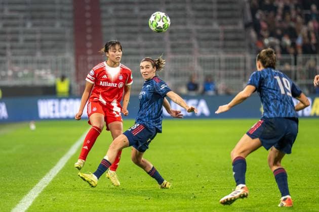 Momoko Tanikawa 18 FC Bayern Muenchen Frauen in duel with Mariona Caldentey 8 FC Arsenal WFC , FC Bayern Frauen Muenchen FC Arsenal, Champions League 3 Matchday, 12 11 25 DFB regulations prohibit any use of photographs as image sequences and or quasi video kolbert press Muenchen Bayern Germany Copyright: xkolbert-press UlrichxGamelx