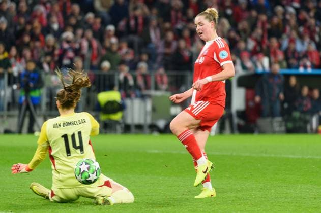 Alara Sehitler (14 FC Bayern Munich) putting the ball past Goalkeeper Daphne van Domselaar (14 Arsenal) to score the during the UEFA Womens Champions League league phase match between FC Bayern Munich and Arsenal WFC at Allianz Arena in Munich, Germany. Copyright: xSvenxBeyrich SPPx Sportspressphoto_SPR61195