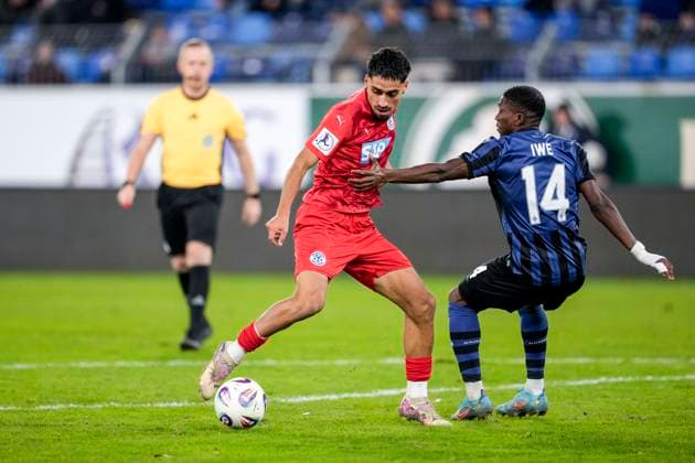 v li Muhammed Yasin Batuhan Zor FC Astoria, 37 , Emmanuel Iwe SVWM, 14 , duel, duel scene, duel, tackle, tackling, dynamics, action, action, 12 11 2025, Mannheim Germany , Football, bfv Rothaus Pokal, Quarterfinal, SV Waldhof Mannheim FC Astoria Walldorf, DFB DFL REGULATIONS PROHIBIT ANY USE OF PHOTOGRAPHS AS IMAGE SEQUENCES AND OR QUASI VIDEO xozx