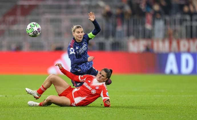 DEU, Munich, FC Bayern Munich vs Arsenal London, Women s Champions League, UEFA, Season 2526, Allianz Arena, Matchday 3 in the picture from l n r Steph Catley Arsenal London 7 , Jovana Damnjanović Bayern Munich 9 , duel DFB DFL REGULATIONS PROHIBIT ANY USE OF PHOTOGRAPHS AS IMAGE SEQUENCES AND OR QUASI VIDEO, 12 11 2025 Copyright: HMBxMedia HendrikxHamelau