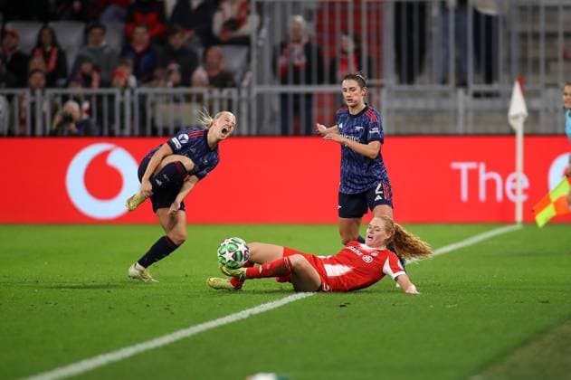 Soccer, Women, Women Champions League, Matchday 3, Season 2025 2026, FC Bayern Munich FC Arsenal, Allianz Arena Beth Mead FC Arsenal left is fouled shouts in front of schmezr here with Stine Ballisager FC Bayern Munich right plays the ball duel