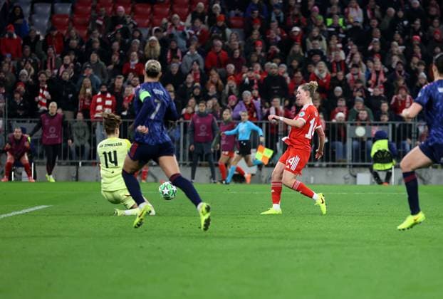 Football, Women, Womens Champions League, Matchday 3, 2025 2026 season, FC Bayern Munich FC Arsenal, Allianz Arena The 2 1 by Alara Sehitler FC Bayern Munich goal, follow-up goal, here against keeper Daphne van Domselaar FC Arsenal li