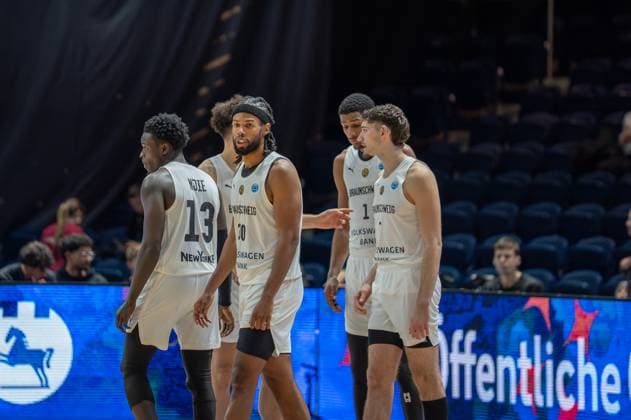 Germany, Basketball, FIBA, FIBA Europe Cup Volkswagen Halle Basketball Löwen Braunschweig KB Trepca on 12 11 in Braunschweig Volkswagen Halle Braunschweiger team huddle Copyright: xSvenxHeidmannx