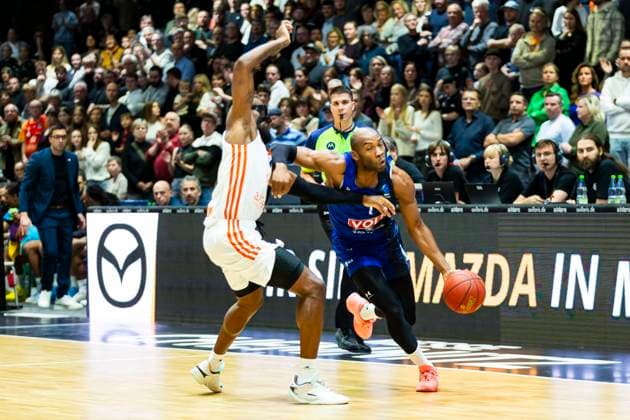 12 11 2025, xomx, Basketball EuroCup 2025, Niners Chemnitz KK BuduÄ‡nost Podgorica v l John Newman III Niners Chemnitz and RASHEED SULAIMON KK BuduÄ‡nost Podgorica in a duel on the ball Chemnitz