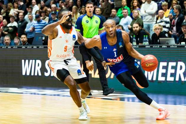 12 11 2025, xomx, Basketball EuroCup 2025, Niners Chemnitz KK BuduÄ‡nost Podgorica v l John Newman III Niners Chemnitz and RASHEED SULAIMON KK BuduÄ‡nost Podgorica in a duel on the ball Chemnitz