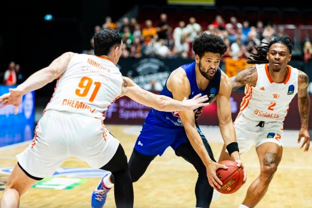 12 11 2025, xomx, Basketball EuroCup 2025, Niners Chemnitz KK BuduÄ‡nost Podgorica v l SKYLAR MAYS KK BuduÄ‡nost Podgorica on the ball Yordan Minchev Niners Chemnitz , Nike Sibande Niners Chemnitz Chemnitz