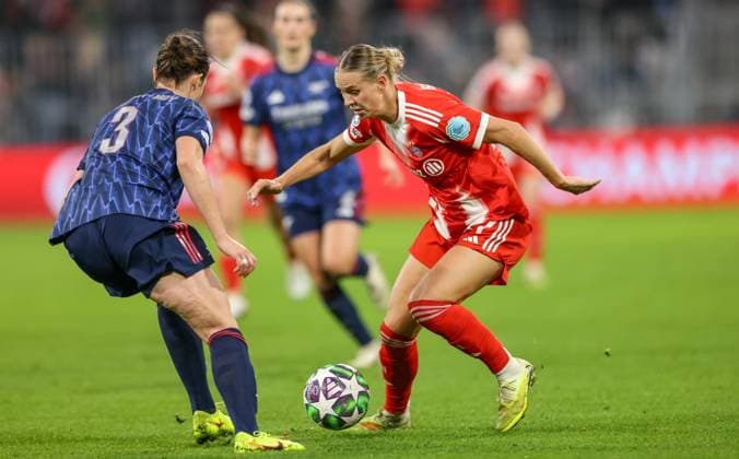 DEU, Munich, FC Bayern Munich vs Arsenal London, Women s Champions League, UEFA, Season 2526, Allianz Arena, Matchday 3 in the picture from l n r Lotte WubbenMoy Arsenal London 3 , Klara Bühl Bayern Munich 17 DFB DFL REGULATIONS PROHIBIT ANY USE OF PHOTOGRAPHS AS IMAGE SEQUENCES AND OR QUASI VIDEO, 12 11 2025 Copyright: HMBxMedia HendrikxHamelau