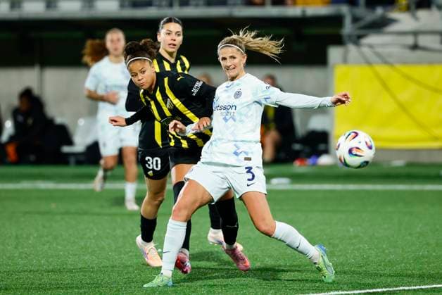 GOTHENBURG, SWEDEN 20251112 Häcken s Felicia Schröder and Helena Sampaio against Inter s Katie Bowen during the UEFA Women s Europa Cup football match between BK Häcken FF and Inter at Bravida Arena Hisingen Arena in Gothenburg, Sweden November 12, 2025 GÖTEBORG SWEDEN x9200x  Copyright: xAdamxIhse TTx EUROPA CUP HÄCKEN-INTER