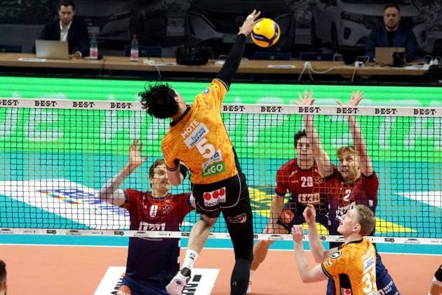 DEU, DVV, 1 VBL, BR Volleys vs SVG Lueneburg, 12 11 2025, Max Schmeling Halle, Berlin, DEU, DVV, 1 VBL, BR Volleys vs SVG Lueneburg, in the picture Nehemiah Mote BR Volleys 5 , Jackson Howe Lueneburg 6 , l28 , Daniel Gruvaeus Lueneburg 2 nordphotoxGmbHx xEngler nph00076