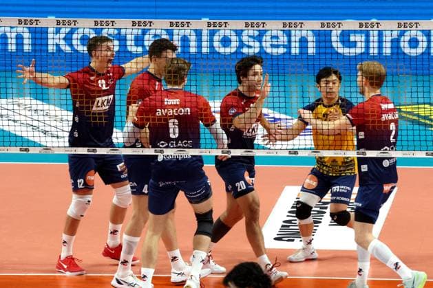 DEU, DVV, 1 VBL, BR Volleys vs SVG Lueneburg, 12 11 2025, Max Schmeling Halle, Berlin, DEU, DVV, 1 VBL, BR Volleys vs SVG Lueneburg, in the picture Lueneburg players circle nordphotoxGmbHx xEngler nph00076