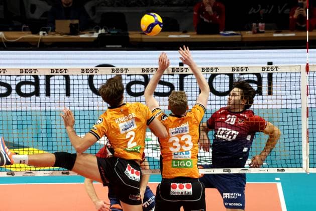 DEU, DVV, 1 VBL, BR Volleys vs SVG Lueneburg, 12 11 2025, Max Schmeling Halle, Berlin, DEU, DVV, 1 VBL, BR Volleys vs SVG Lueneburg, in the picture Matthew Knigge BR Volleys 2 , Fedor Ivanov BR Volleys 33 , Ethan Champlin Lueneburg 20 nordphotoxGmbHx xEngler nph00076
