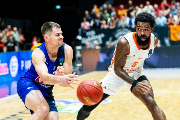 12 11 2025, xomx, Basketball EuroCup 2025, Niners Chemnitz KK BuduÄ‡nost Podgorica v l FLETCHER MAGEE KK BuduÄ‡nost Podgorica on the ball in a duel with Corey Davis Jr Niners Chemnitz Chemnitz