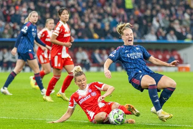 Linda Dallmann 10 FC Bayern Muenchen Frauen in duel with Beth Mead 9 FC Arsenal WFC , FC Bayern Frauen Muenchen FC Arsenal, Champions League 3 Matchday, 12 11 25 DFB regulations prohibit any use of photographs as image sequences and or quasi video kolbert press Muenchen Bayern Germany Copyright: xkolbert-press UlrichxGamelx