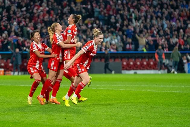 Momoko Tanikawa 18 Bayern , Glodis Viggosdottir 4 FC Bayern , Alara Sehitler 14 Bayern , Pernille Harder 21 Bayern and Arianna Caruso 27 Bayern celebrate the goal for 3 2 during the UEFA Womens Champions League match FC Bayern Munich Arsenal Women FC on 12 11 2025 Munich Allianz Arena Bayern Germany