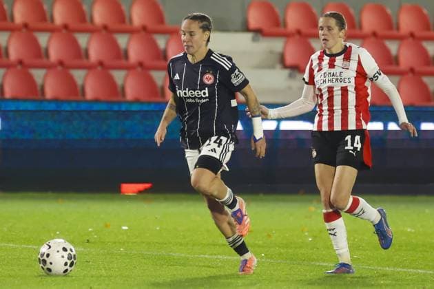EINDHOVEN , 12 11-2025 , De Herdgang , season 2025 2026 , UEFA Womens Europa League football , round of 16 1nd leg between PSV and Eintracht Frankfurt (women) , Picture shows PSV player Laura Strik , Eintracht Frankfurt player GÃ raldine Reuteler PSV - Eintracht Frankfurt (women)  x31998253x Copyright: