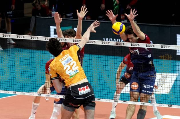 DEU, DVV, 1 VBL, BR Volleys vs SVG Lueneburg, 12 11 2025, Max Schmeling Halle, Berlin, DEU, DVV, 1 VBL, BR Volleys vs SVG Lueneburg, in the picture Jake Hanes BR Volleys 22 , Ethan Champlin Lueneburg 20 nordphotoxGmbHx xEngler nph00076