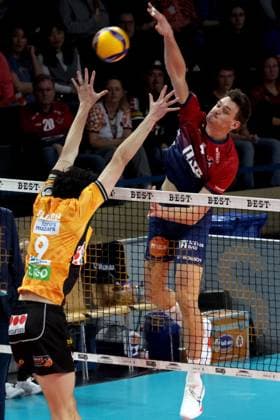 DEU, DVV, 1 VBL, BR Volleys vs SVG Lueneburg, 12 11 2025, Max Schmeling Halle, Berlin, DEU, DVV, 1 VBL, BR Volleys vs SVG Lueneburg, in the picture Nolan Flexen BR Volleys 9 , Christopher Byam Lueneburg 4 nordphotoxGmbHx xEngler nph00076