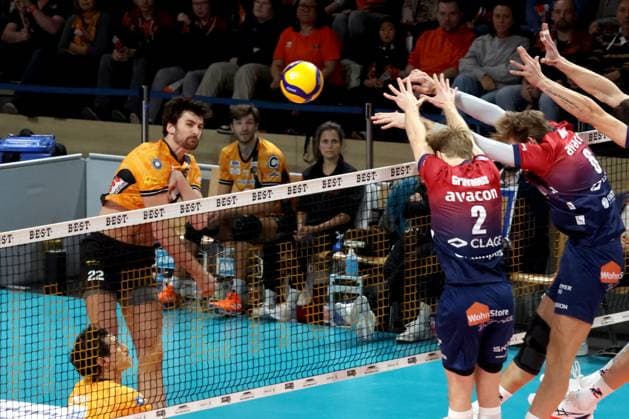 DEU, DVV, 1 VBL, BR Volleys vs SVG Lueneburg, 12 11 2025, Max Schmeling Halle, Berlin, DEU, DVV, 1 VBL, BR Volleys vs SVG Lueneburg, in the picture Jake Hanes BR Volleys 22 , Daniel Gruvaeus Lueneburg 2 , Jackson Howe Lueneburg 6 nordphotoxGmbHx xEngler nph00076