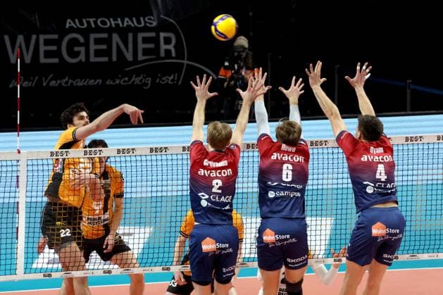 DEU, DVV, 1 VBL, BR Volleys vs SVG Lueneburg, 12 11 2025, Max Schmeling Halle, Berlin, DEU, DVV, 1 VBL, BR Volleys vs SVG Lueneburg, pictured Jake Hanes BR Volleys 22 , Daniel Gruvaeus Lueneburg 2 , Jackson Howe Lueneburg 6 , Christopher Byam Lueneburg 4 nordphotoxGmbHx xEngler nph00076