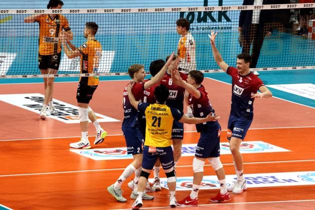 DEU, DVV, 1 VBL, BR Volleys vs SVG Lueneburg, 12 11 2025, Max Schmeling Halle, Berlin, DEU, DVV, 1 VBL, BR Volleys vs SVG Lueneburg, in the picture Lueneburg players circle, BR Volleys players circle nordphotoxGmbHx xEngler nph00076