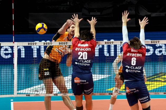 DEU, DVV, 1 VBL, BR Volleys vs SVG Lueneburg, 12 11 2025, Max Schmeling Halle, Berlin, DEU, DVV, 1 VBL, BR Volleys vs SVG Lueneburg, in the picture Jake Hanes BR Volleys 22 , Ethan Champlin Lueneburg 20 , Jackson Howe Lueneburg 6 nordphotoxGmbHx xEngler nph00076