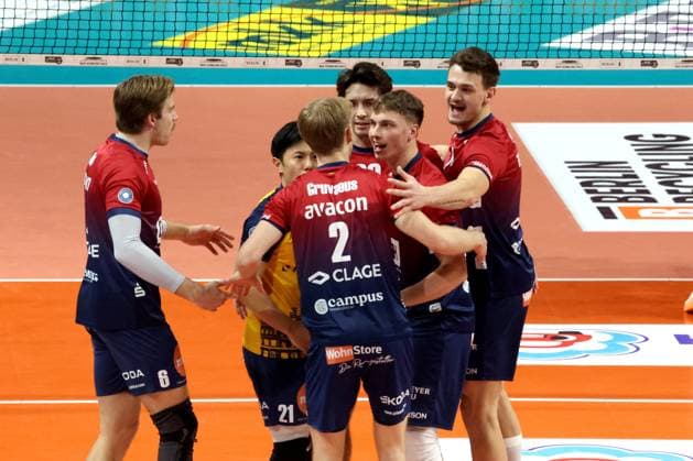 DEU, DVV, 1 VBL, BR Volleys vs SVG Lueneburg, 12 11 2025, Max Schmeling Halle, Berlin, DEU, DVV, 1 VBL, BR Volleys vs SVG Lueneburg, in the picture Lueneburg players circle nordphotoxGmbHx xEngler nph00076
